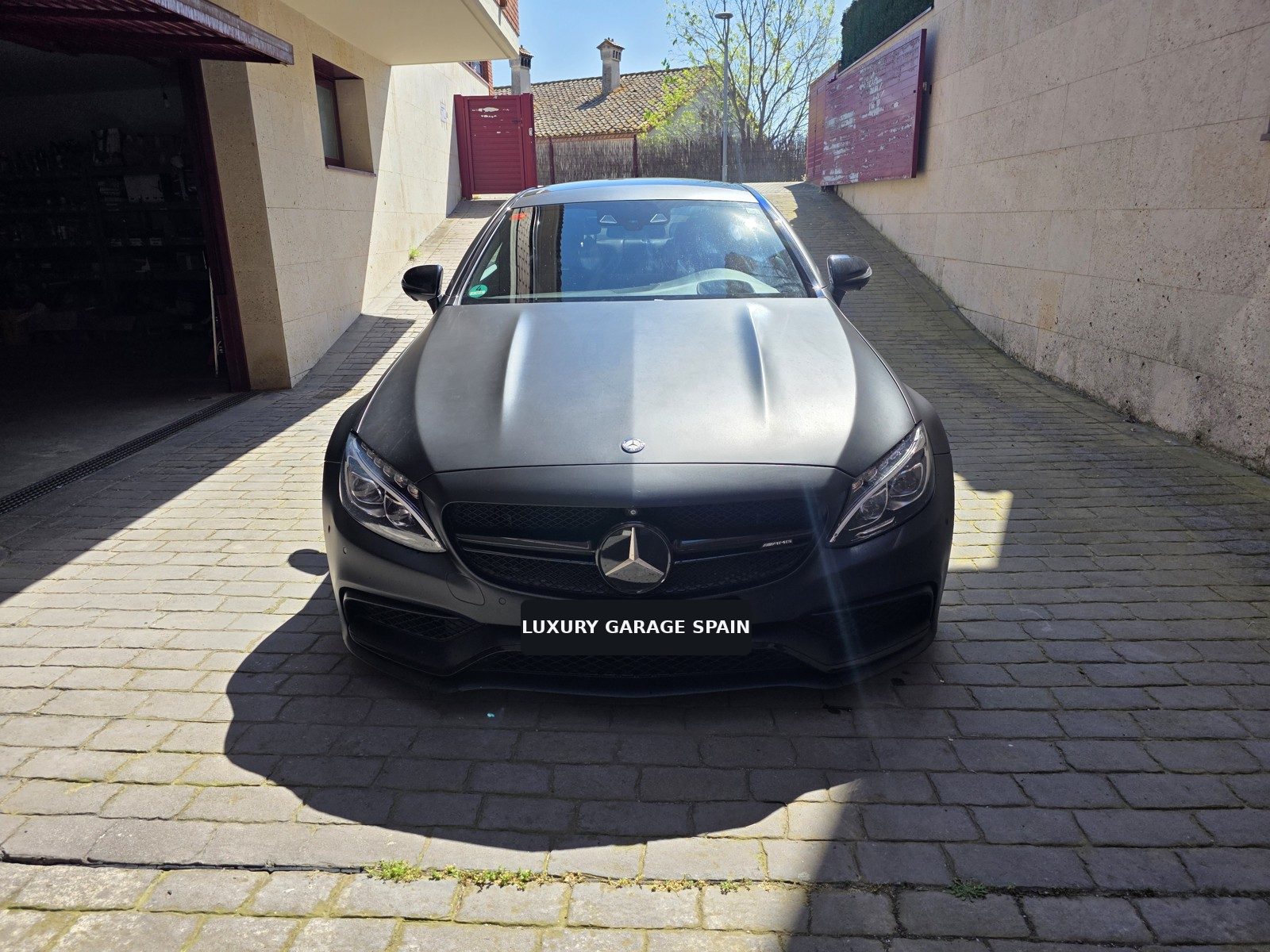 Mercedes-AMG C 63 S Coupé en vinilo negro mate, vista frontal