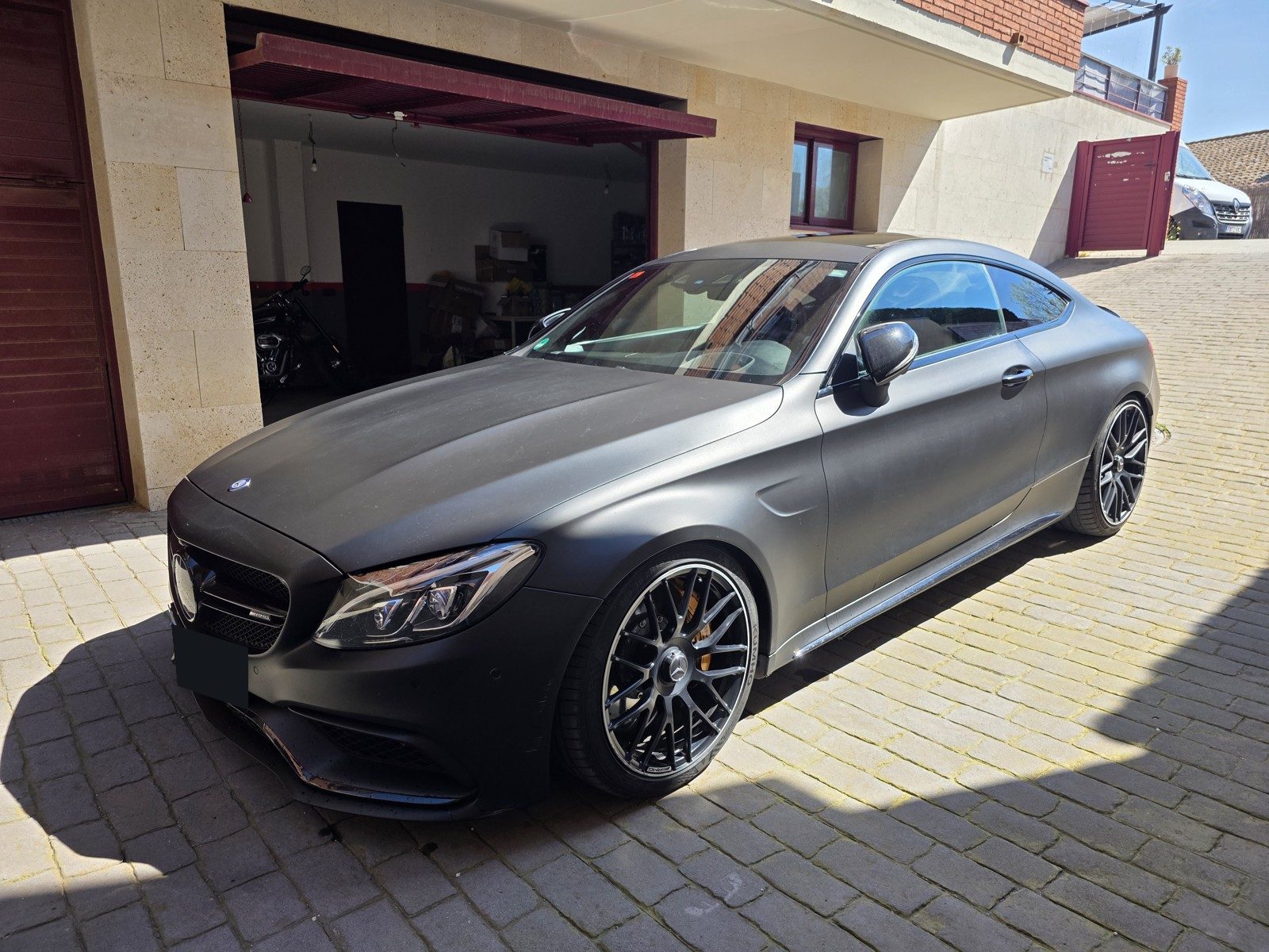 Mercedes-AMG C 63 S Coupé en vinilo negro mate, tres cuartos delantero derecho