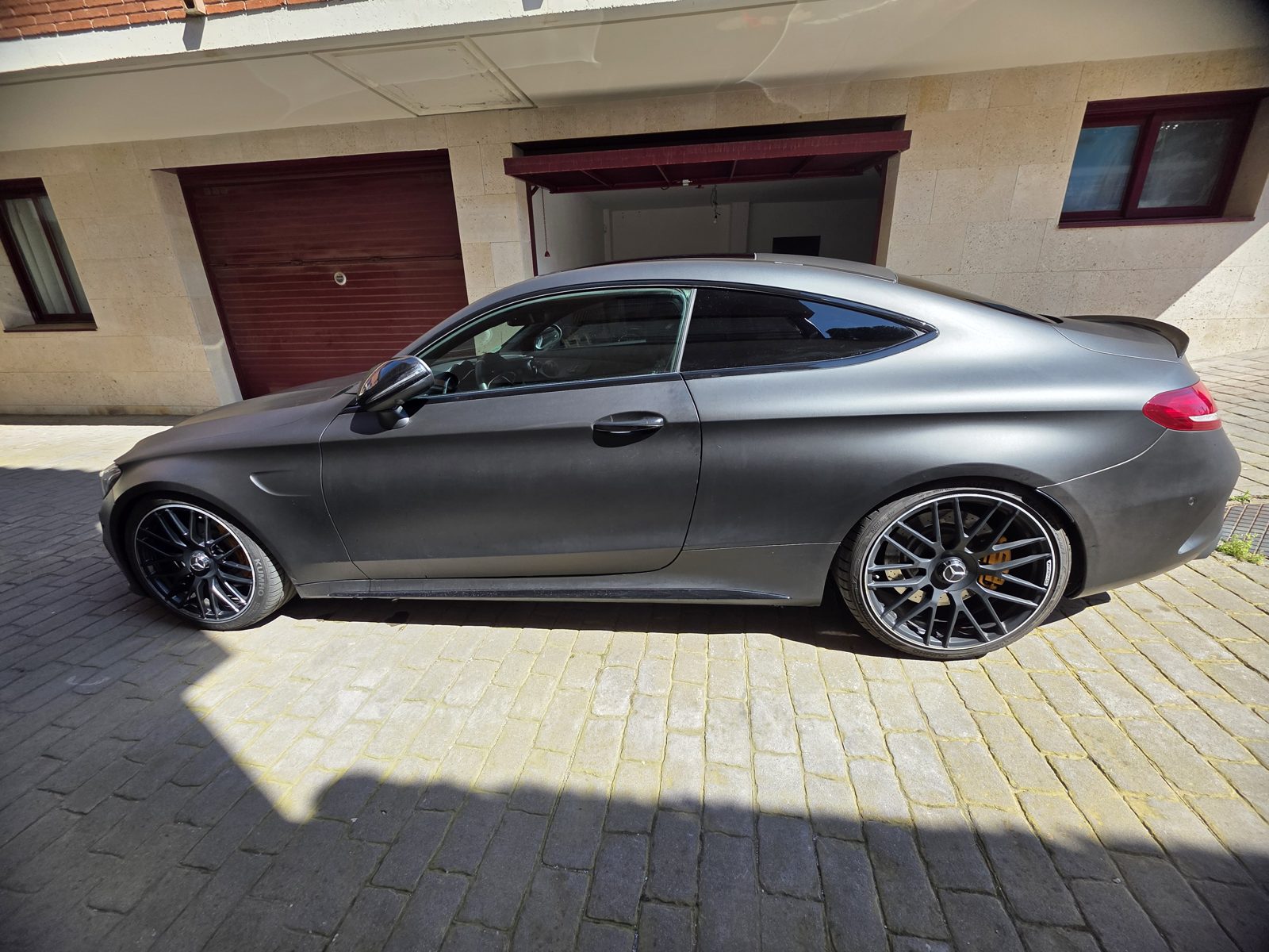 Mercedes-AMG C 63 S Coupé en vinilo negro mate, perfil lateral