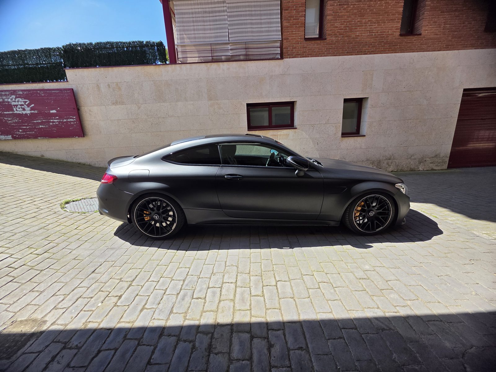 Mercedes-AMG C 63 S Coupé en vinilo negro mate, lateral con llantas negras