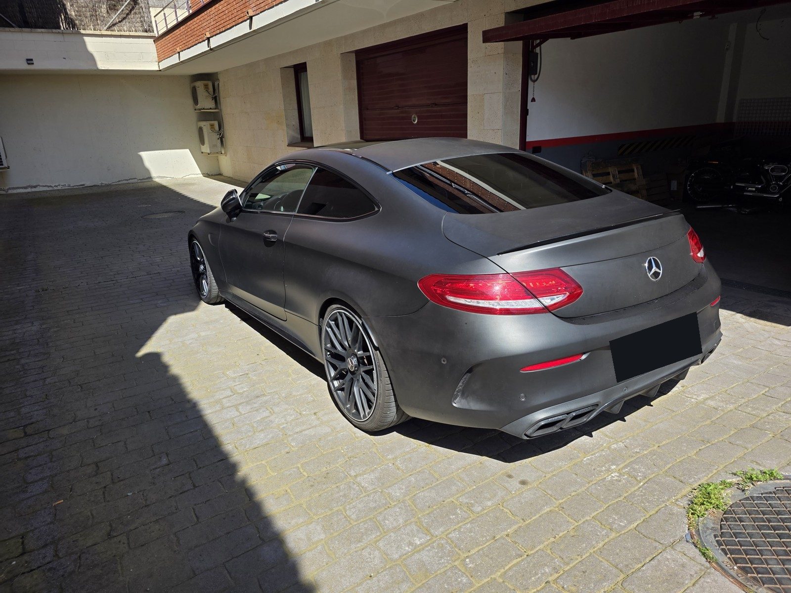 Mercedes-AMG C 63 S Coupé en vinilo negro mate, tres cuartos trasero