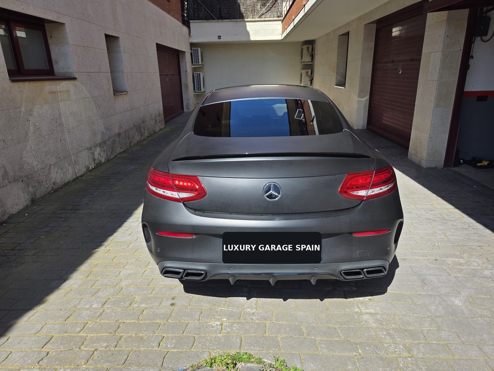 Mercedes-AMG C 63 S Coupé en vinilo negro mate, vista trasera