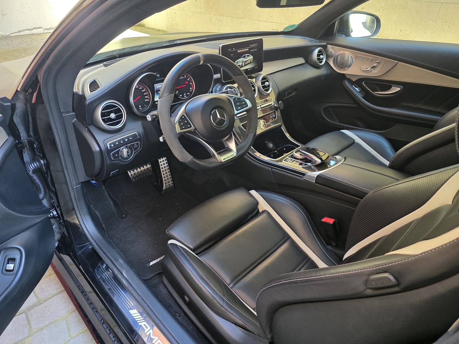 Puesto de conducción del C 63 S con asientos AMG