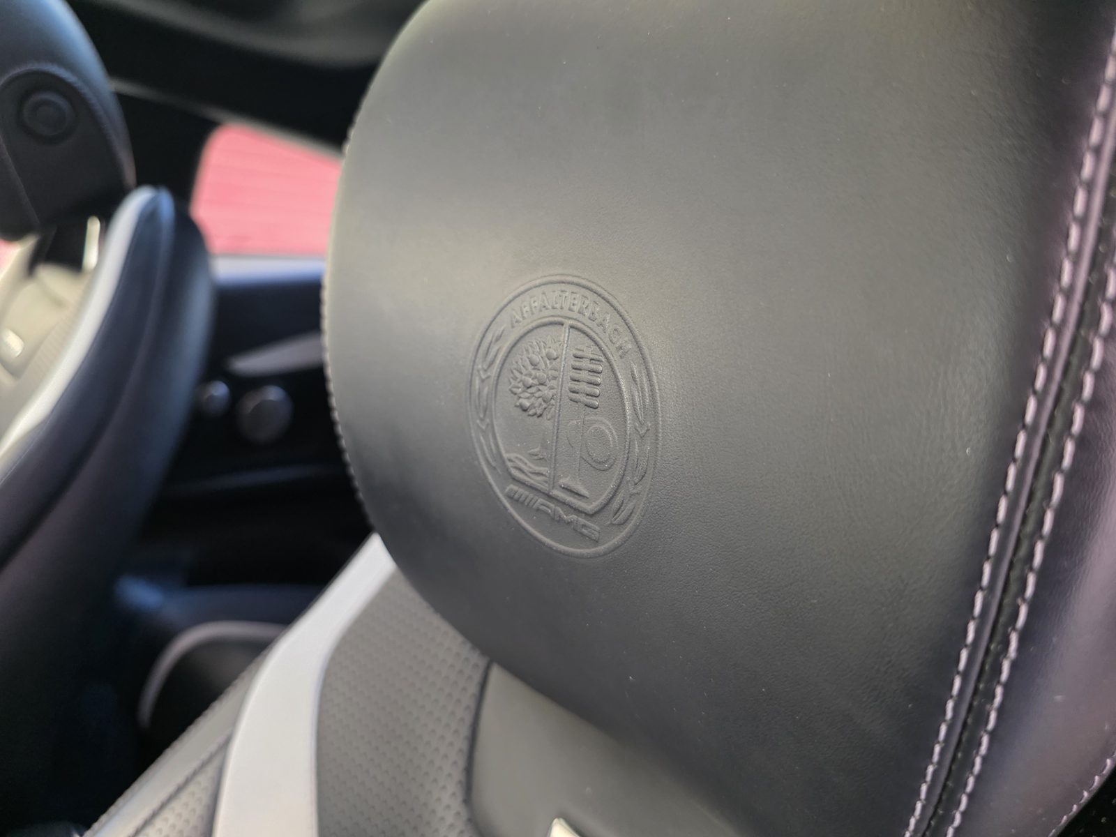 Reposacabezas con el emblema AMG