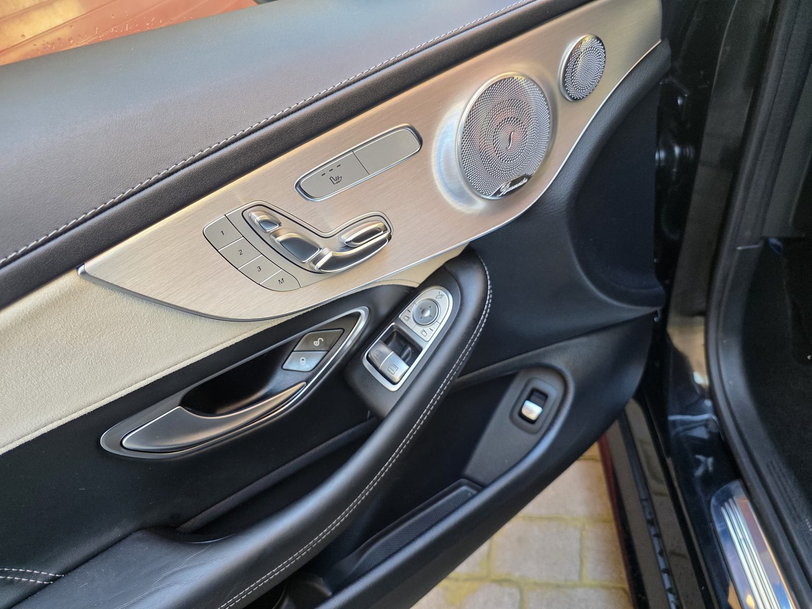 Panel de puerta con mandos de memoria del asiento