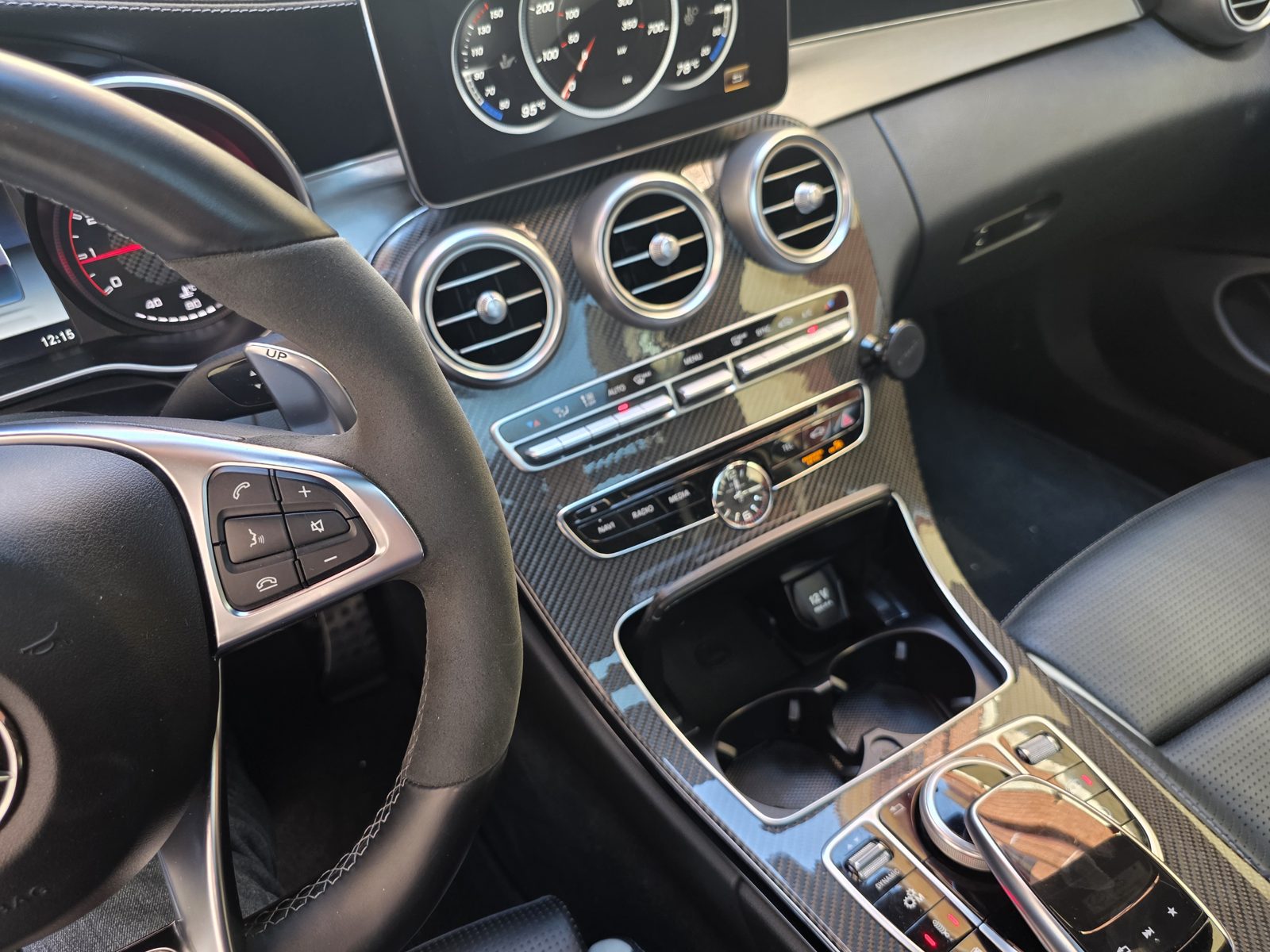Volante AMG y consola central