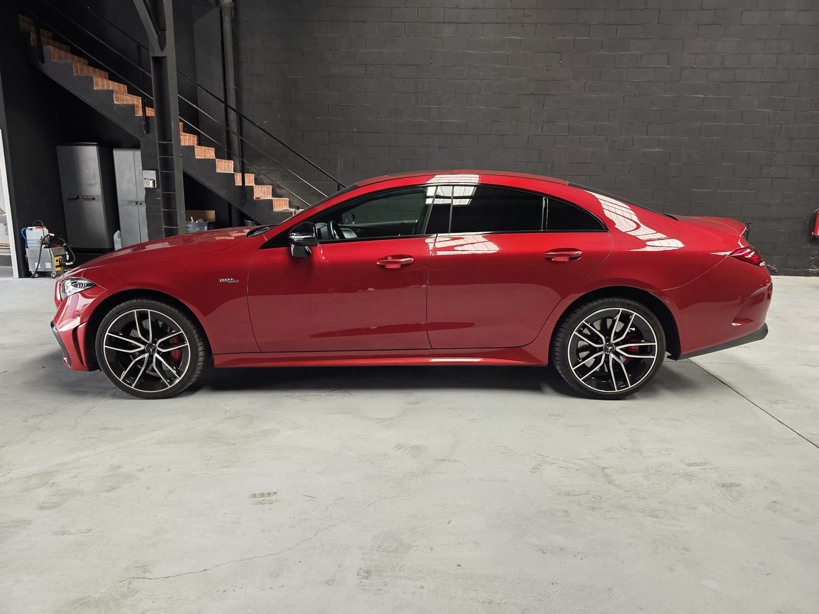 Mercedes-AMG 53 4MATIC rojo, lateral izquierdo