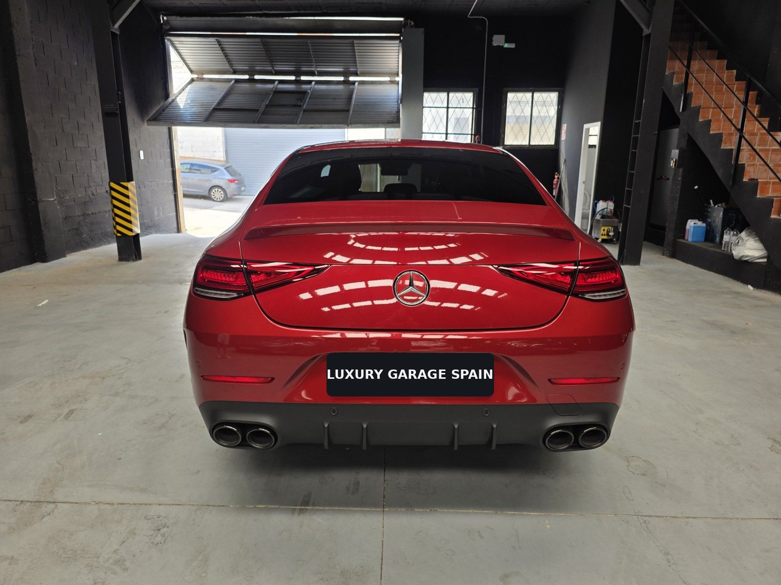 Mercedes-AMG 53 4MATIC rojo, vista trasera con cuatro salidas de escape