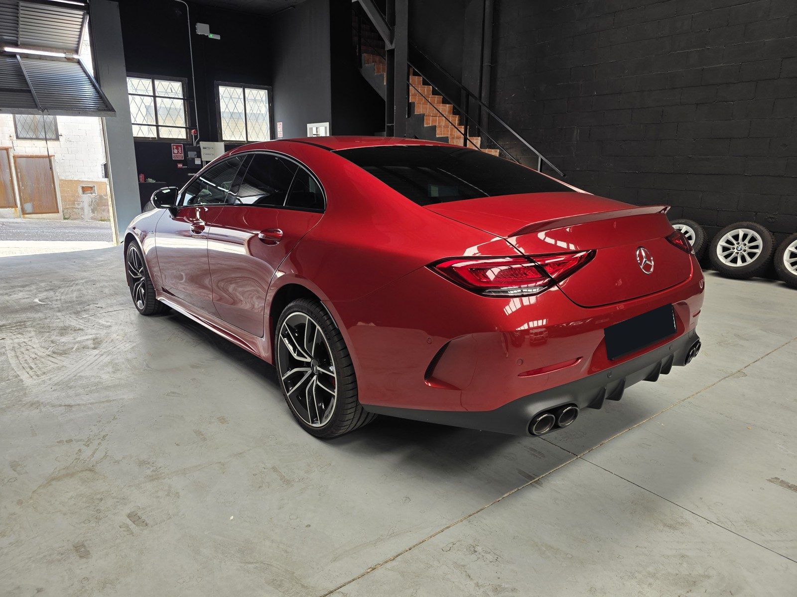 Mercedes-AMG 53 4MATIC rojo, tres cuartos trasero derecho