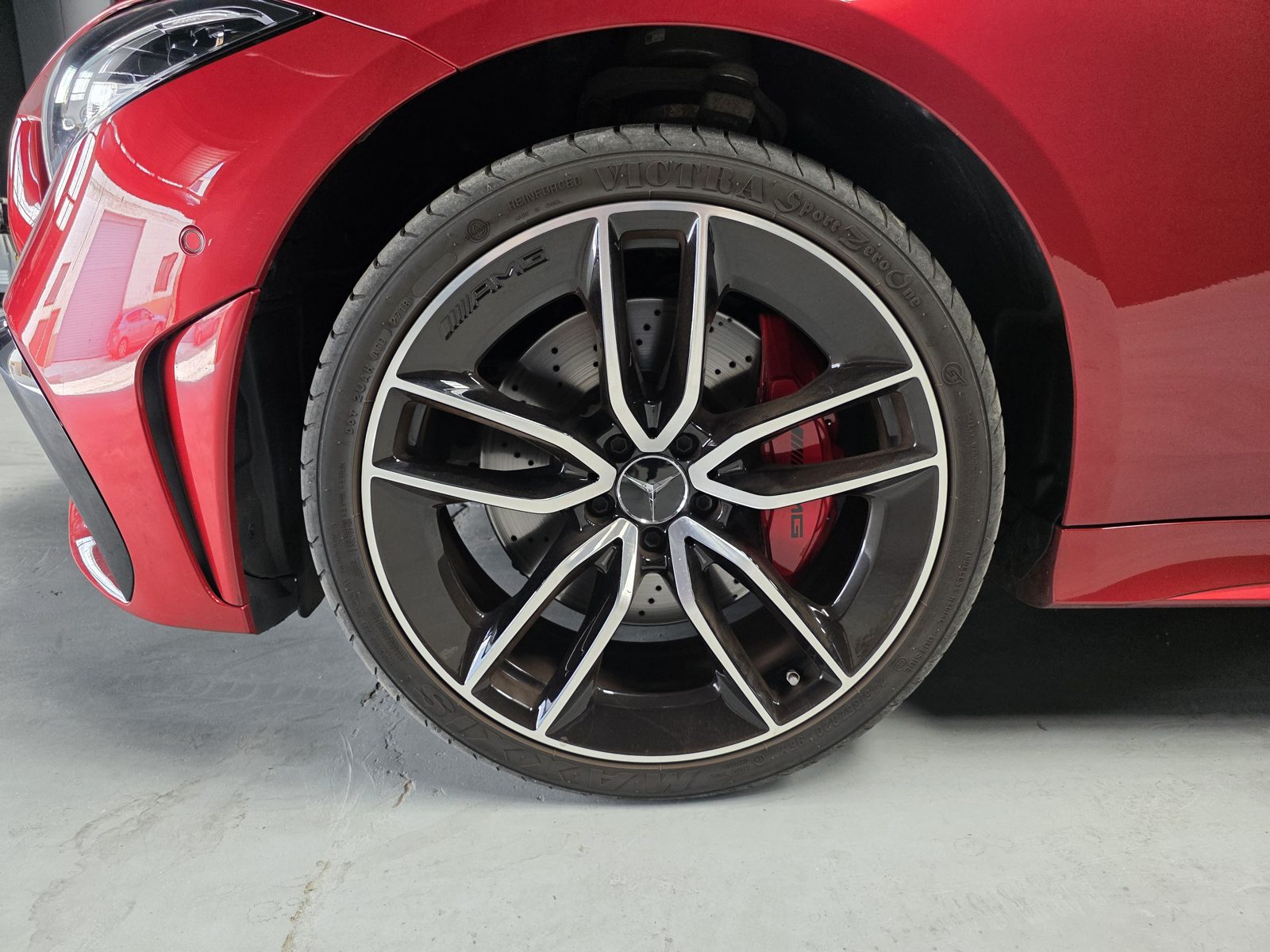 Llanta AMG de 20 pulgadas con pinza de freno roja