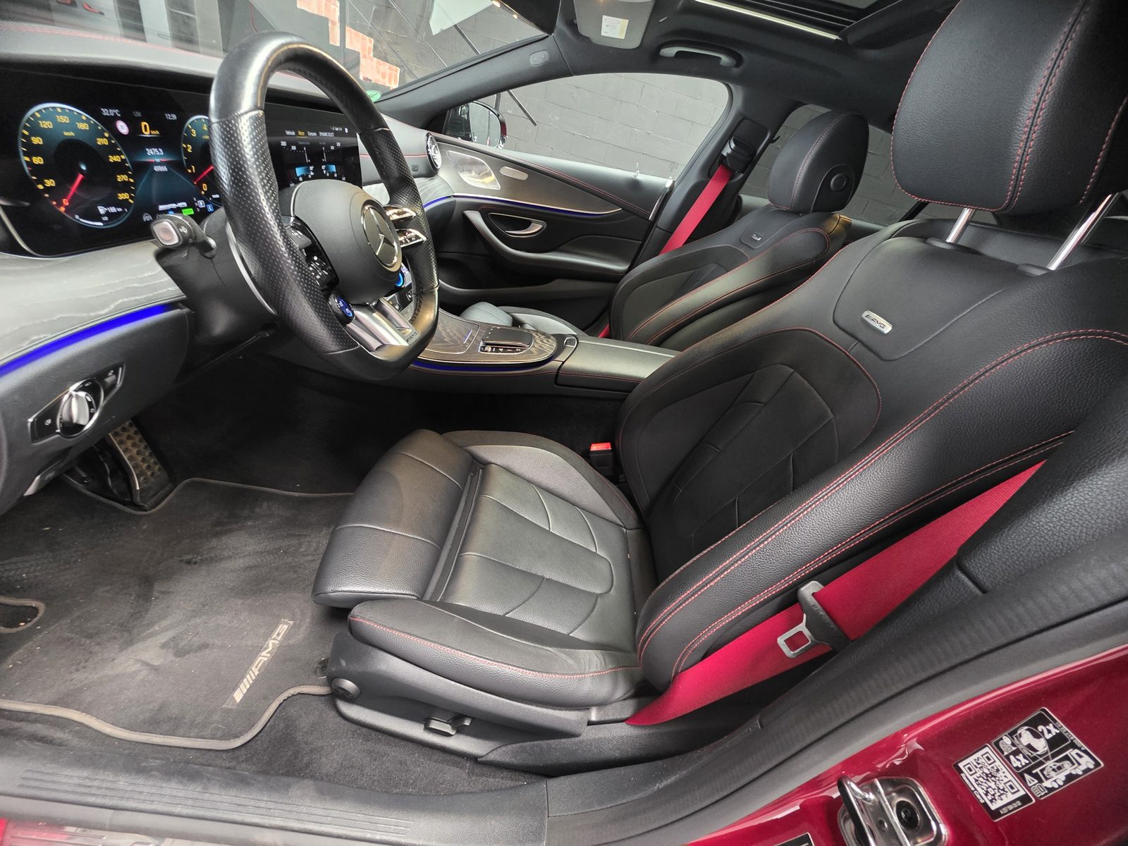 Asiento del conductor en cuero negro con detalles rojos