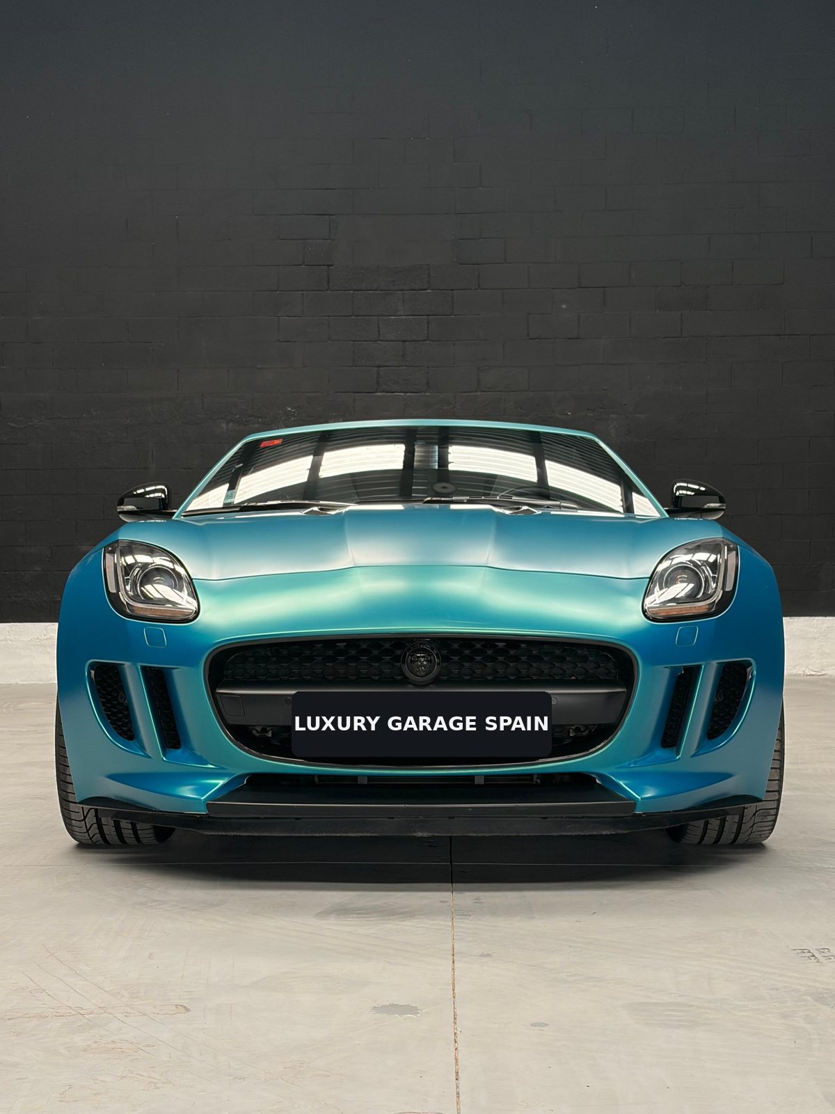 Jaguar F-Type Convertible en vinilo turquesa, vista frontal