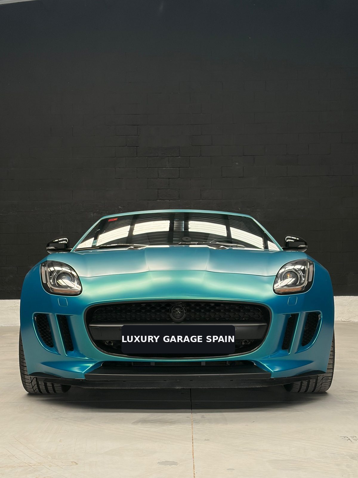Jaguar F-Type Convertible en vinilo turquesa, frontal