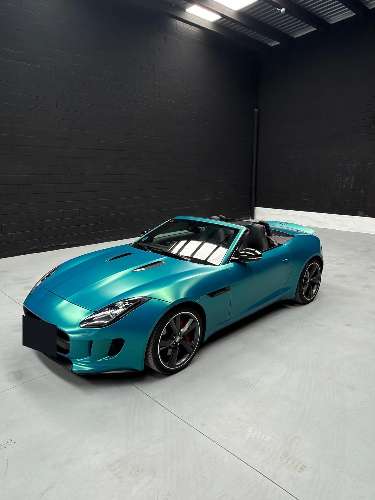 Jaguar F-Type Convertible en vinilo turquesa, descapotado, tres cuartos delantero