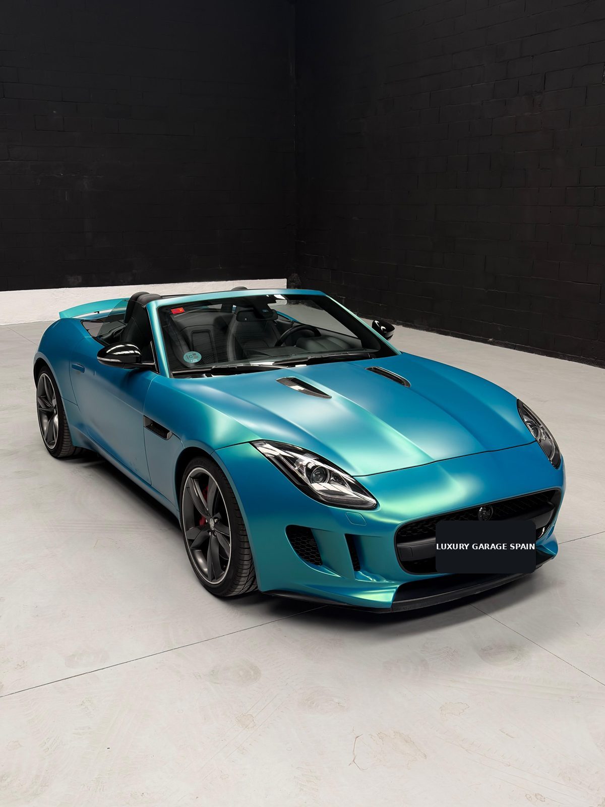Jaguar F-Type Convertible en vinilo turquesa, descapotado, vista elevada
