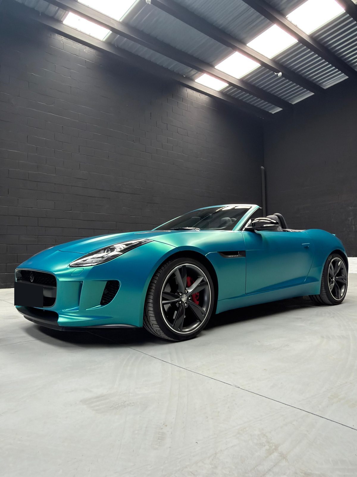 Jaguar F-Type Convertible en vinilo turquesa, descapotado, tres cuartos
