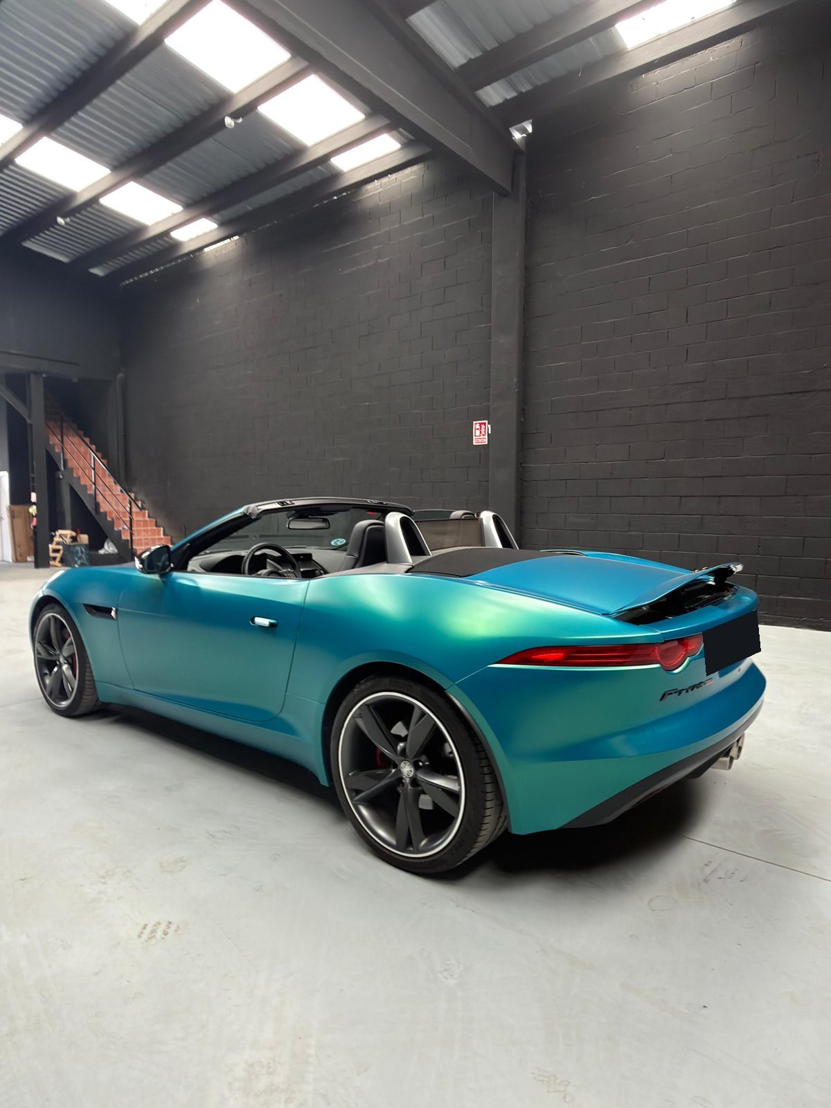 Jaguar F-Type Convertible en vinilo turquesa, descapotado, tres cuartos trasero