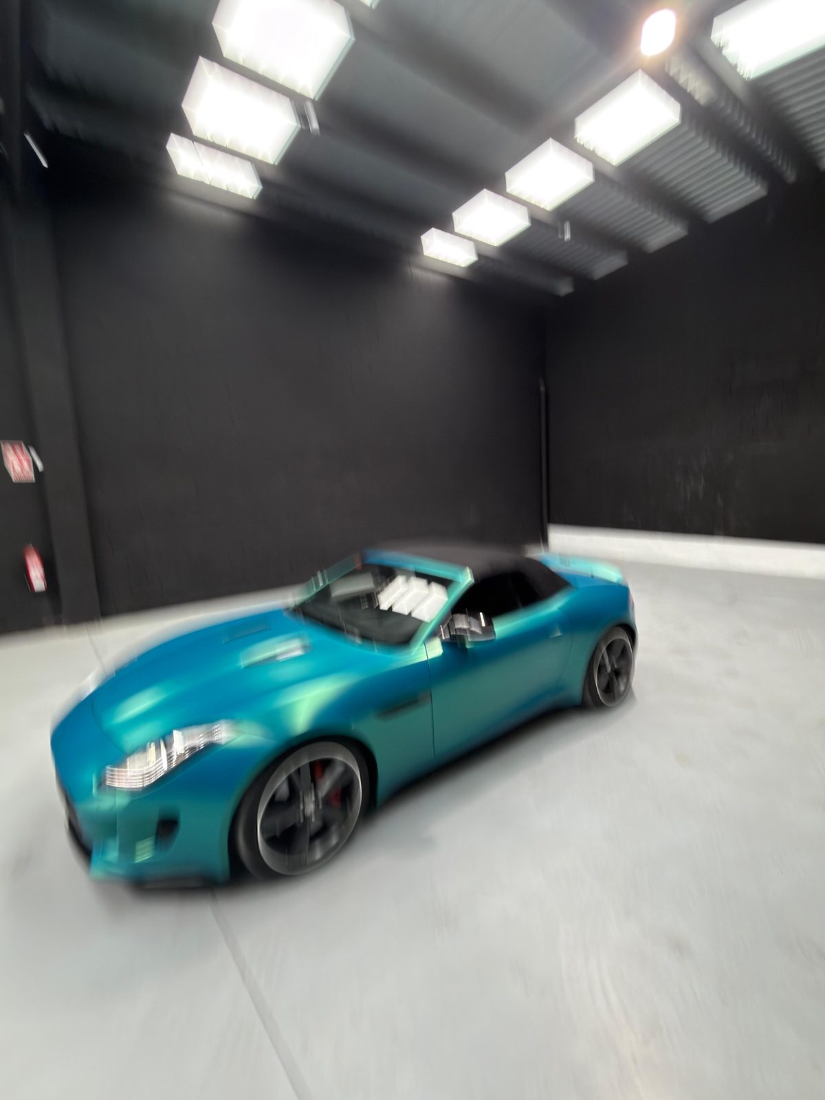 Jaguar F-Type Convertible en vinilo turquesa, capota negra, tres cuartos delantero