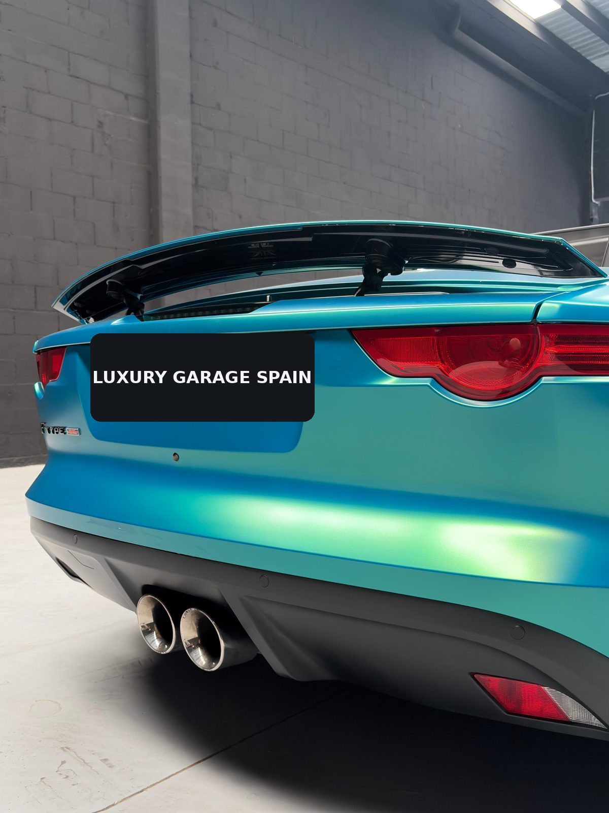 Zaga del F-Type con alerón y doble escape central