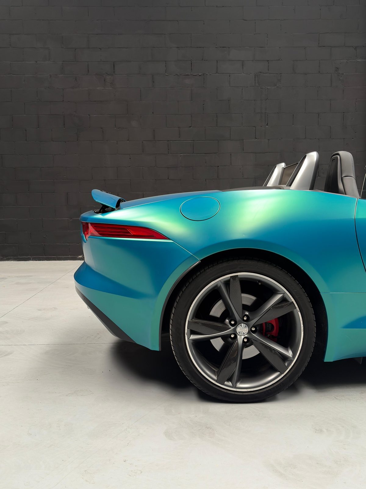Trasera y llanta del F-Type
