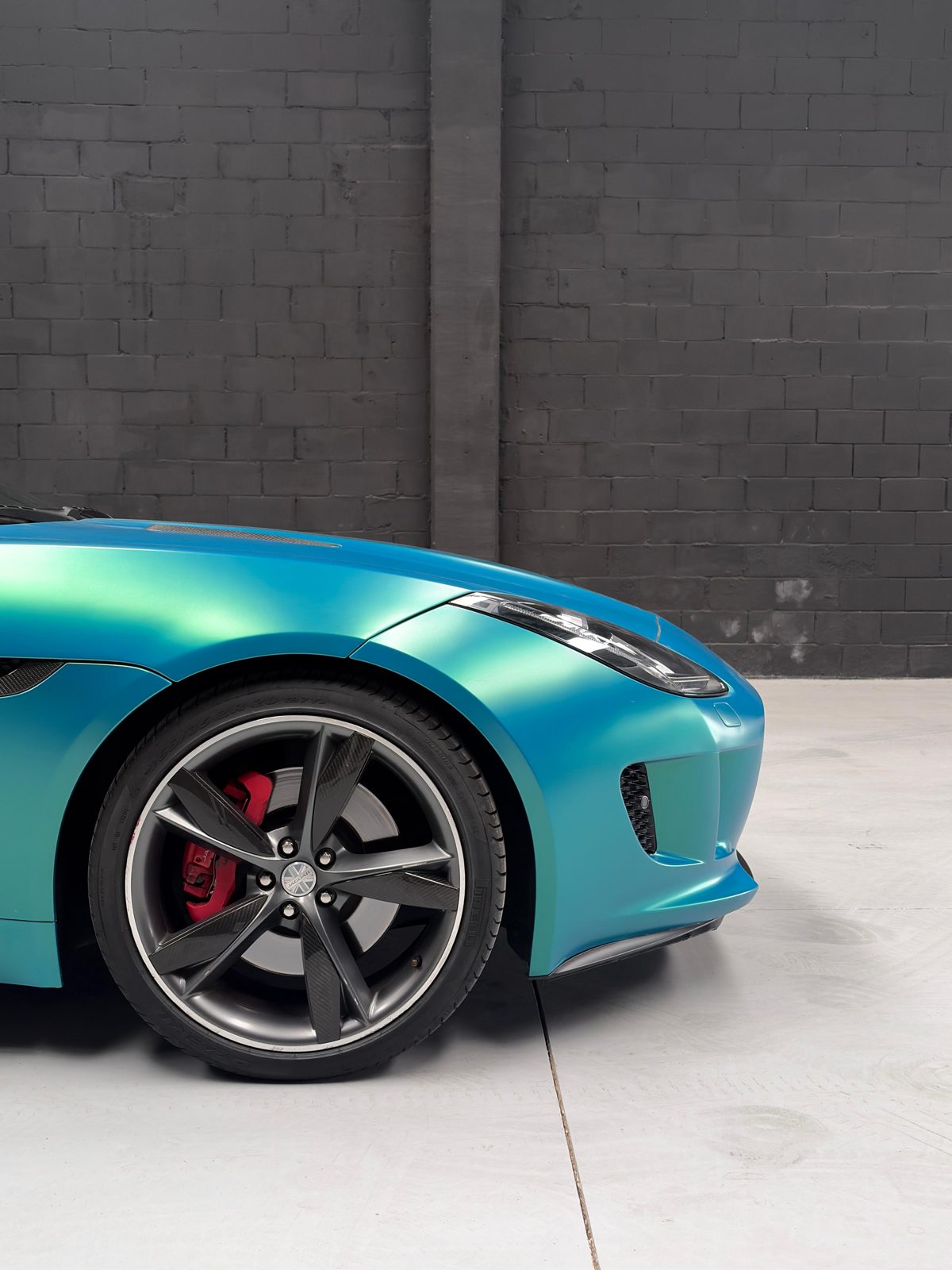 Llanta de 20 pulgadas con pinza de freno roja del F-Type