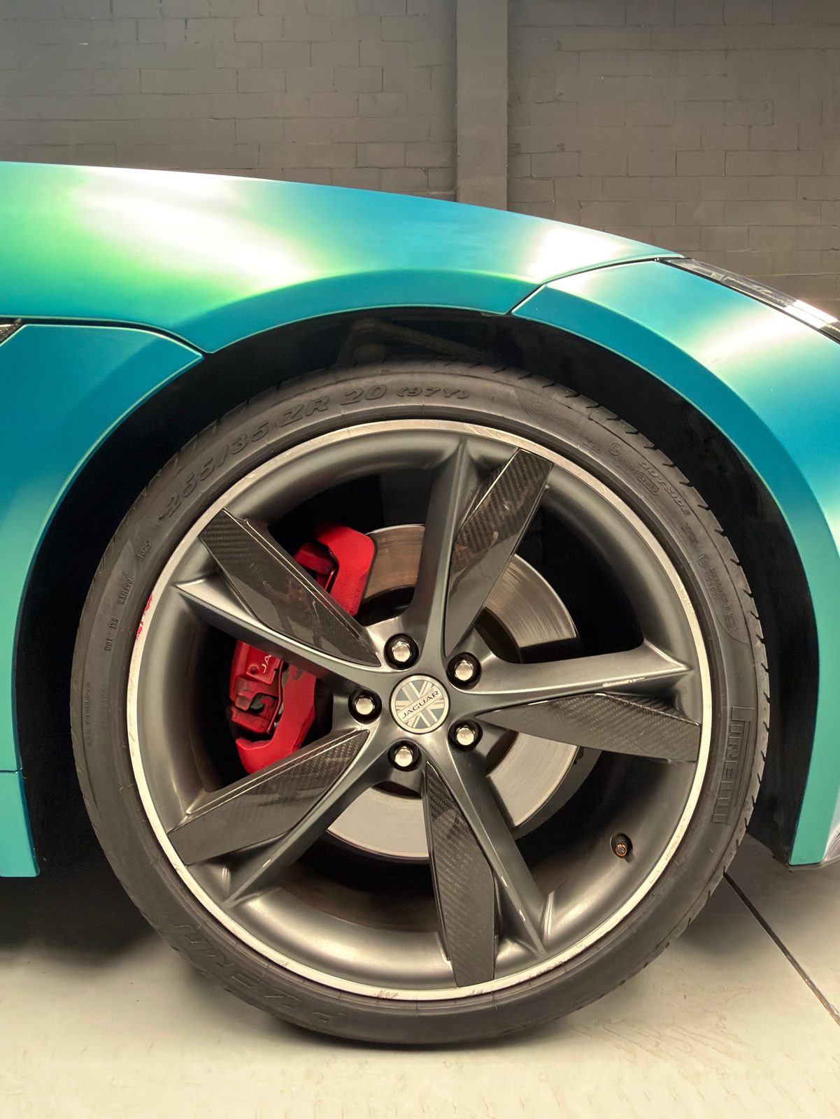 Llanta delantera con pinza roja del F-Type