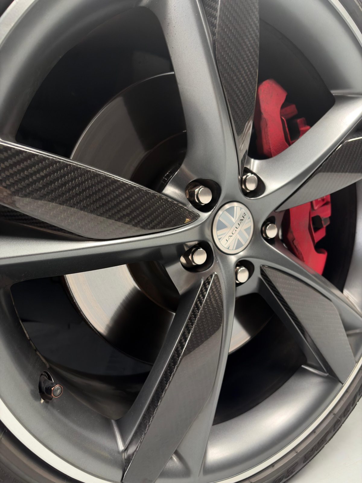 Detalle de la llanta con inserciones de carbono