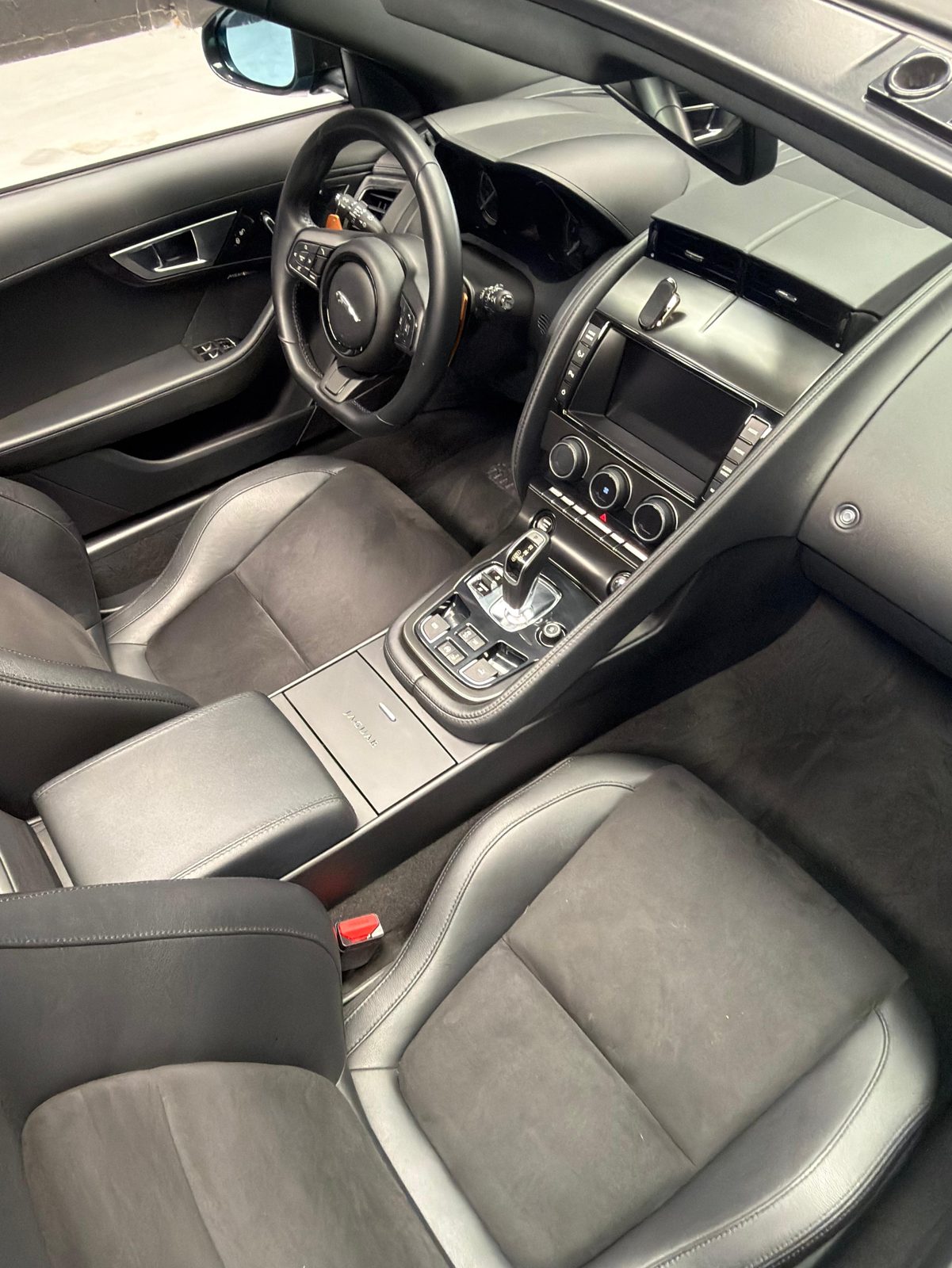 Interior del F-Type: consola y asientos de cuero