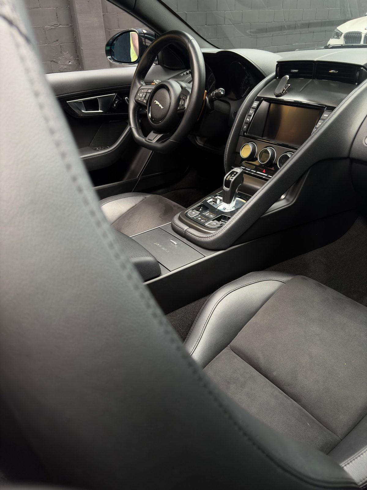 Consola central y palanca del F-Type
