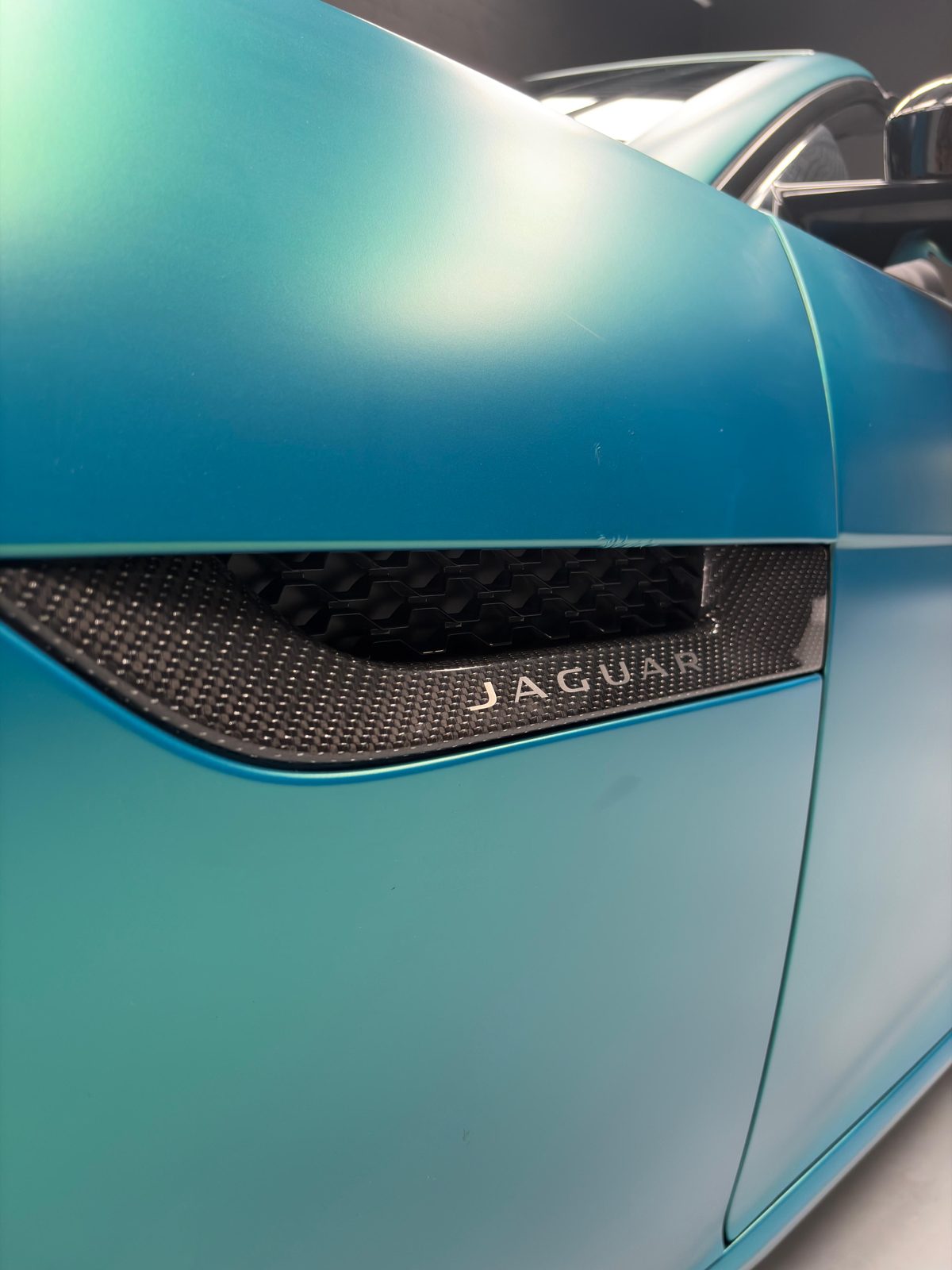 Rejilla lateral con el logotipo Jaguar