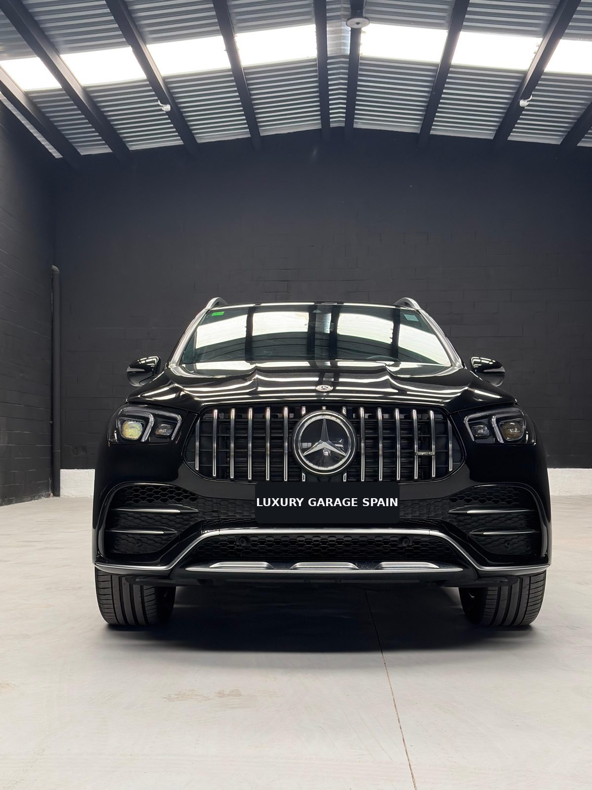 Mercedes-AMG GLE 53 negro, vista frontal con parrilla Panamericana