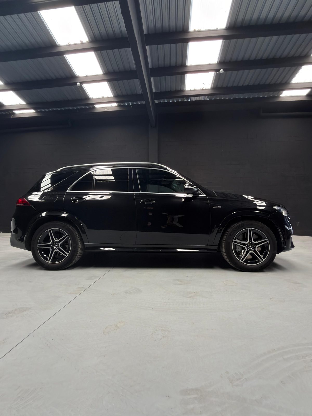 Mercedes-AMG GLE 53 negro, perfil lateral