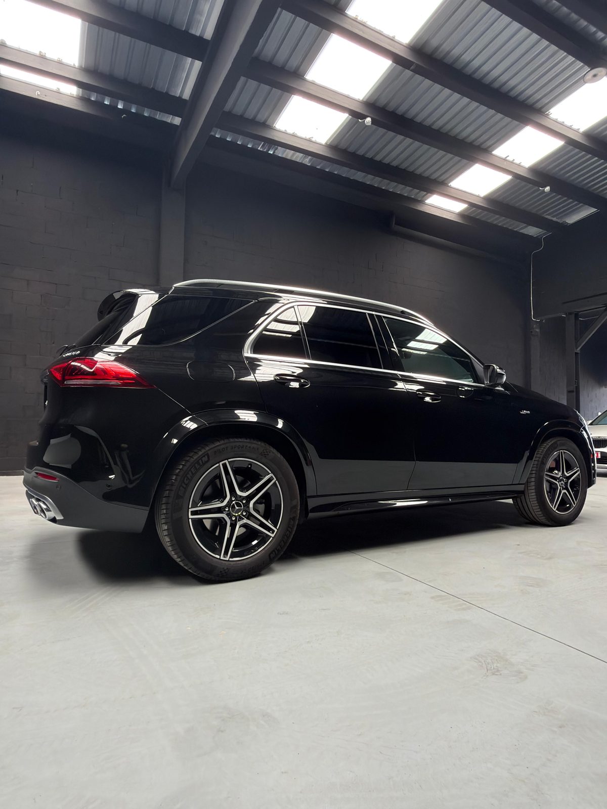 Mercedes-AMG GLE 53 negro, tres cuartos trasero