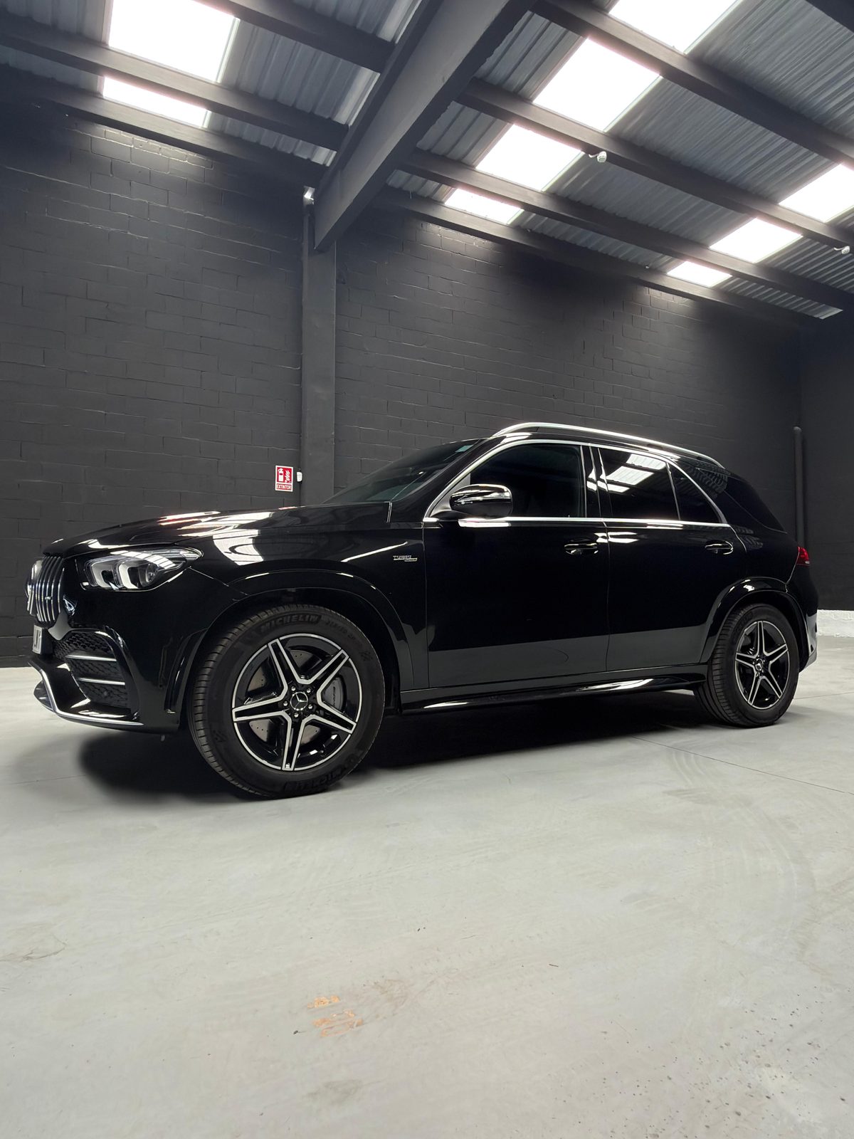Mercedes-AMG GLE 53 negro, tres cuartos delantero en la nave