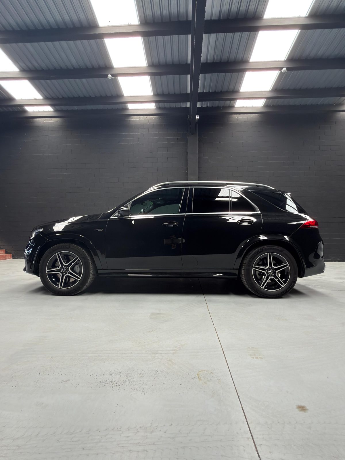 Mercedes-AMG GLE 53 negro, lateral completo