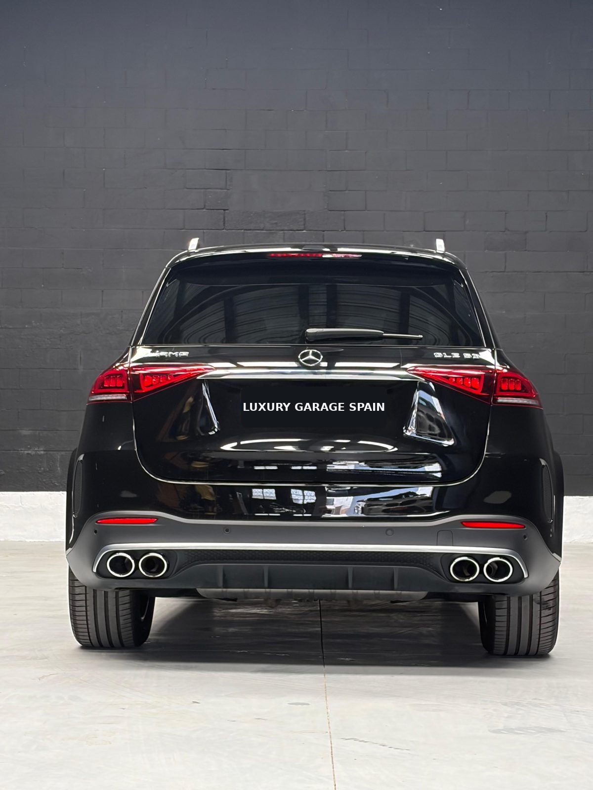 Mercedes-AMG GLE 53 negro, vista trasera con cuatro salidas de escape