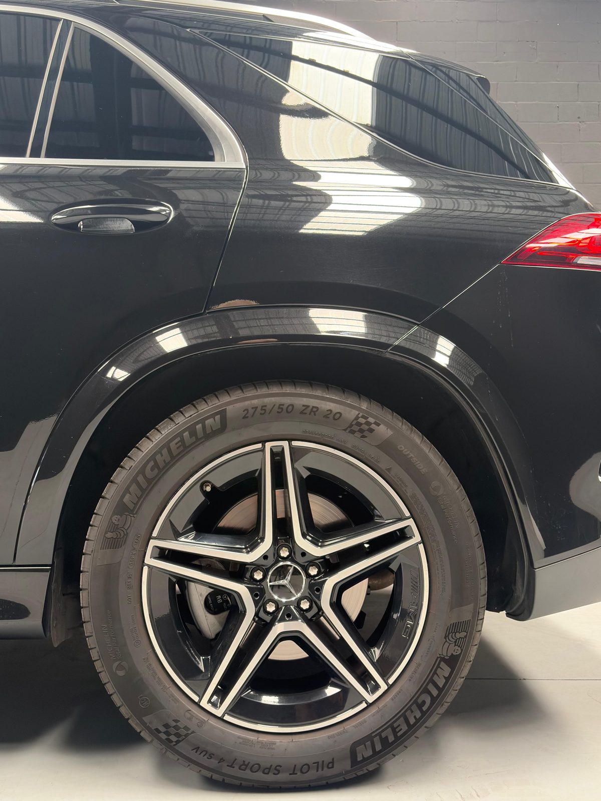 Detalle de la llanta y el paso de rueda del GLE 53