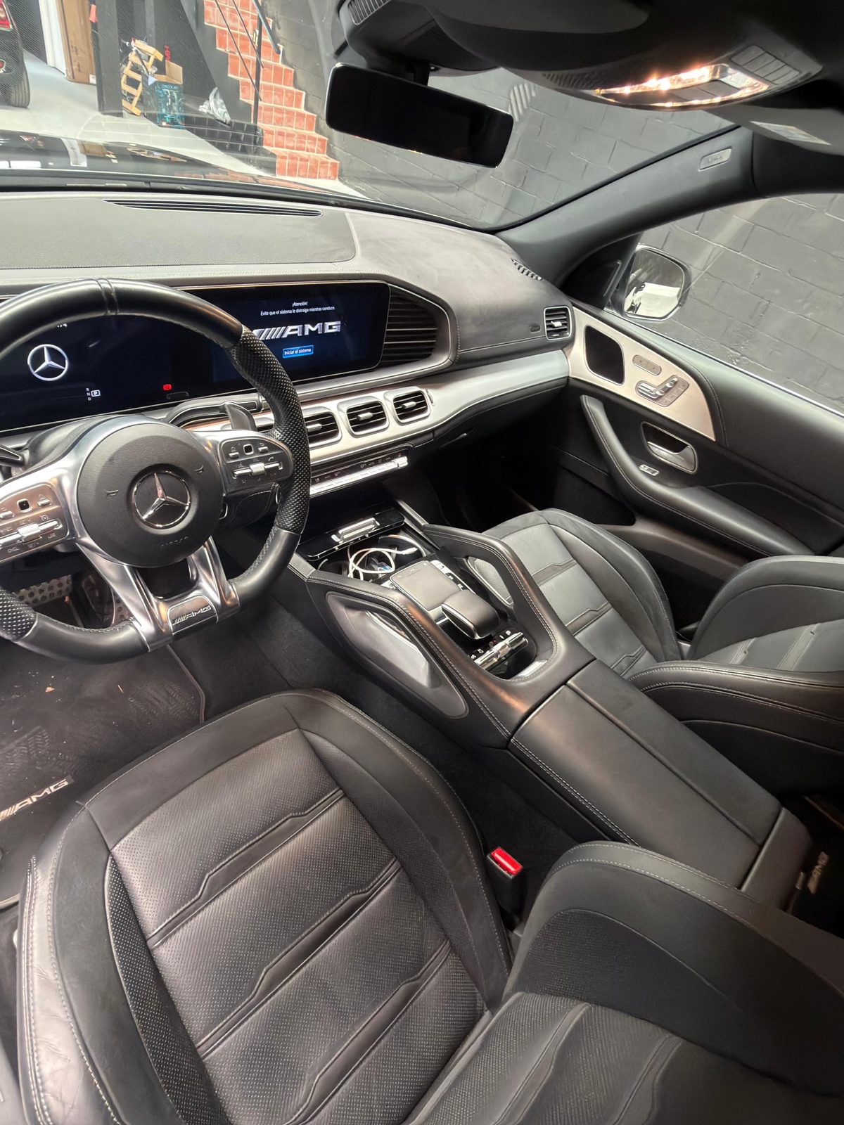 Volante AMG y pantallas del GLE 53