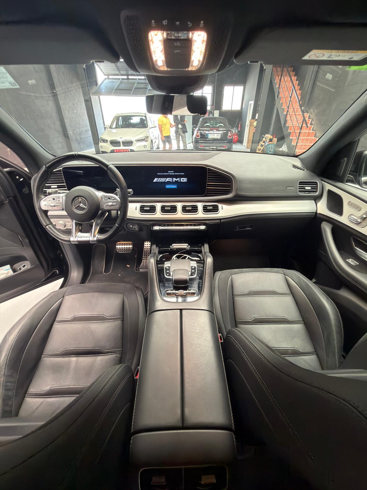 Interior del GLE 53: consola central y salpicadero