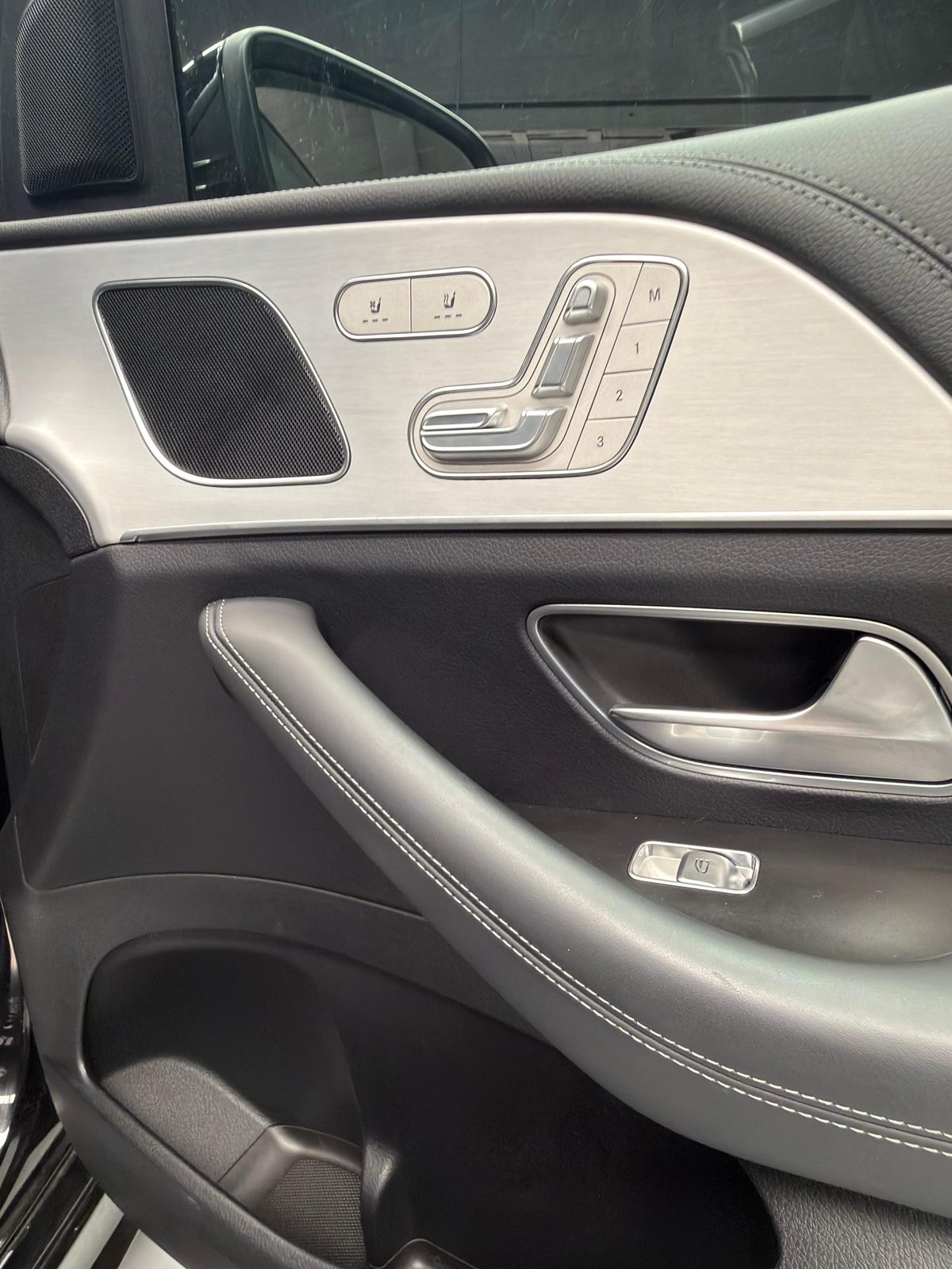 Panel de puerta con mandos de asiento y memoria