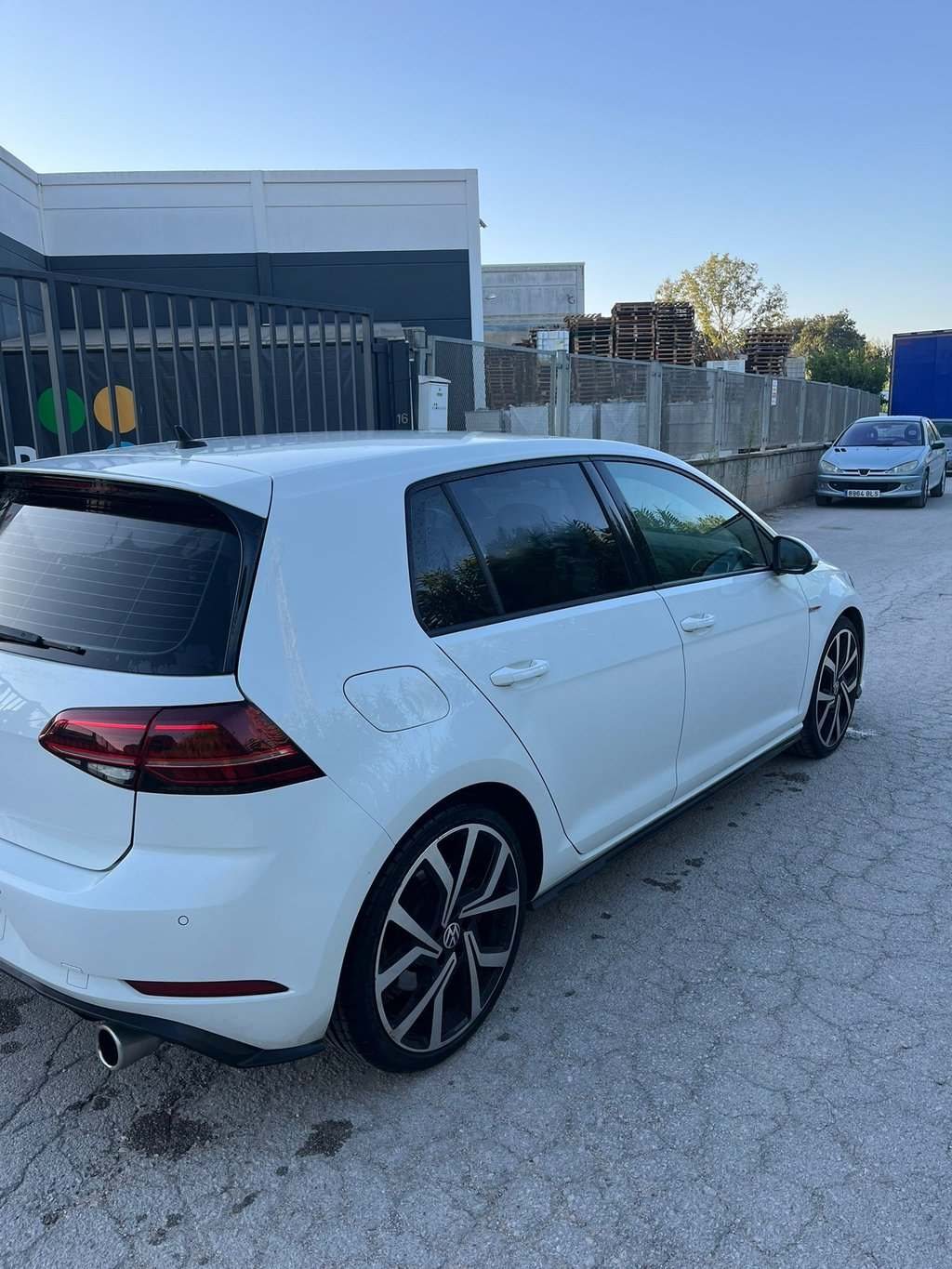 Volkswagen Golf GTI Performance blanco, tres cuartos trasero