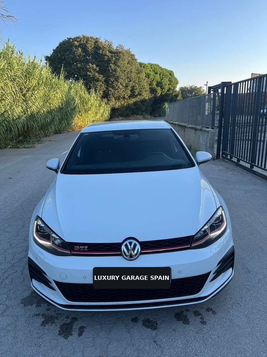 Volkswagen Golf GTI Performance blanco, vista frontal