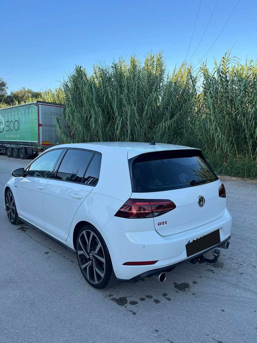 Volkswagen Golf GTI Performance blanco, tres cuartos trasero izquierdo