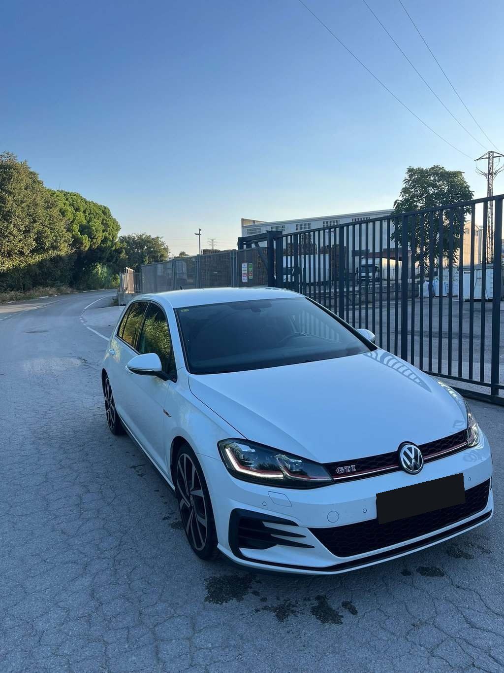 Volkswagen Golf GTI Performance blanco, tres cuartos delantero derecho
