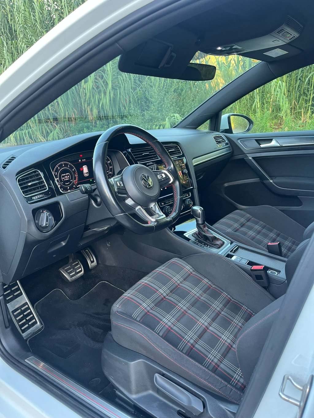 Habitáculo del Golf GTI desde la puerta del conductor