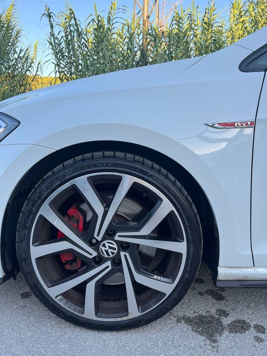 Llanta y anagrama GTI en la aleta