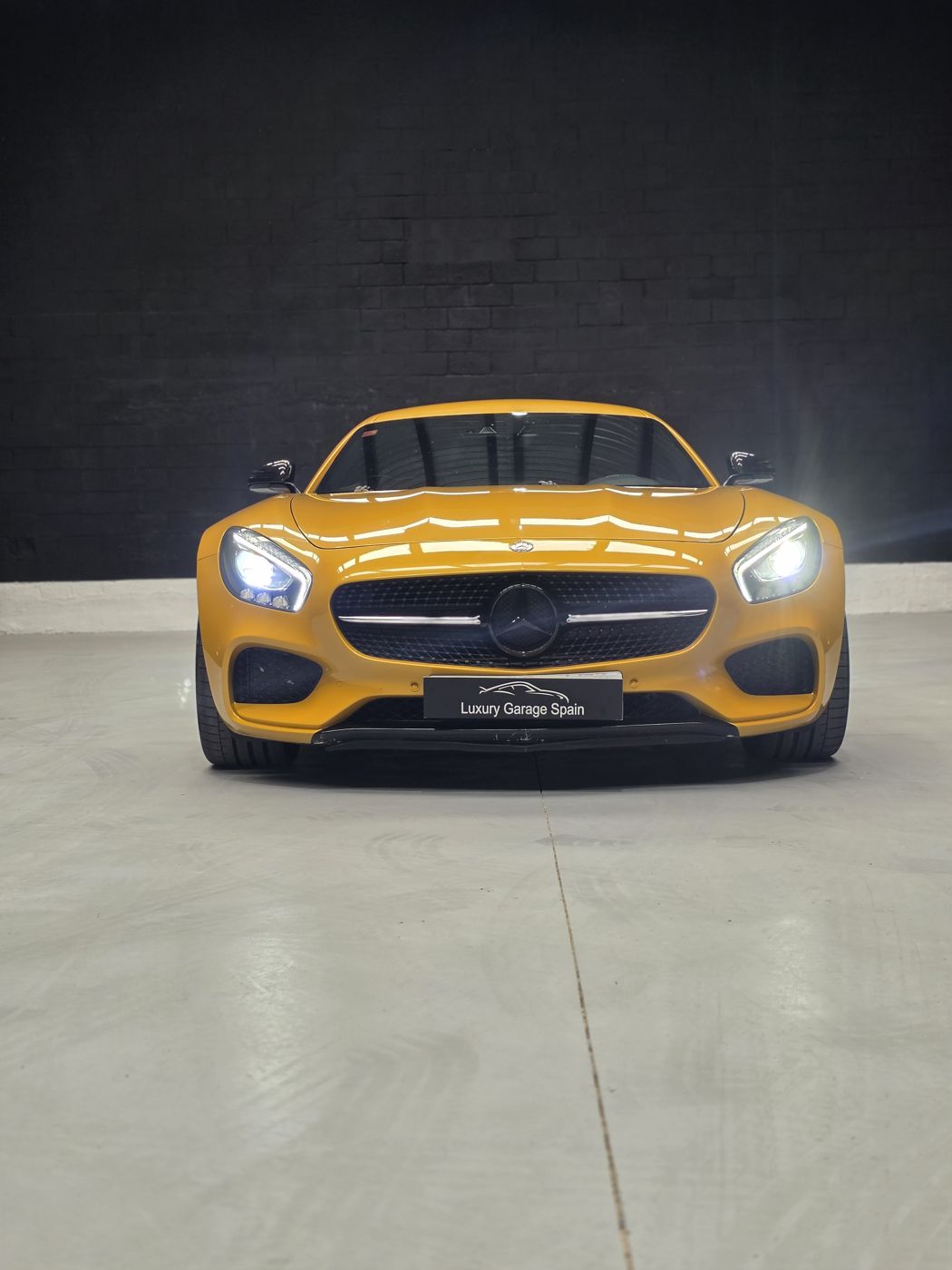 Mercedes-AMG GT amarillo, frontal con luces