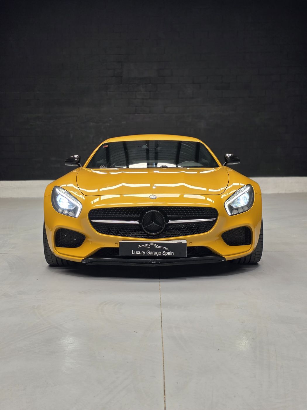 Mercedes-AMG GT amarillo, frontal con faros LED