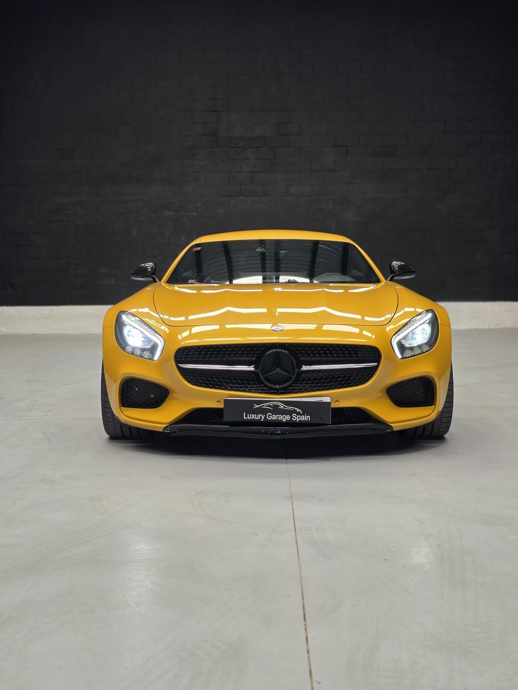 Mercedes-AMG GT amarillo, frontal en el garaje