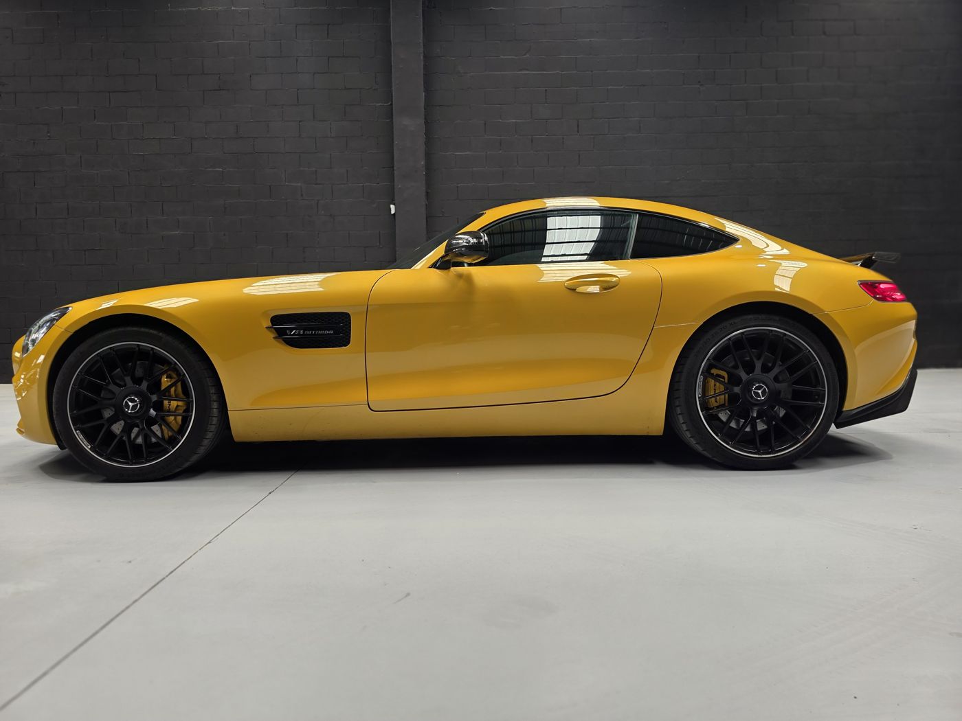 Mercedes-AMG GT amarillo, lateral completo